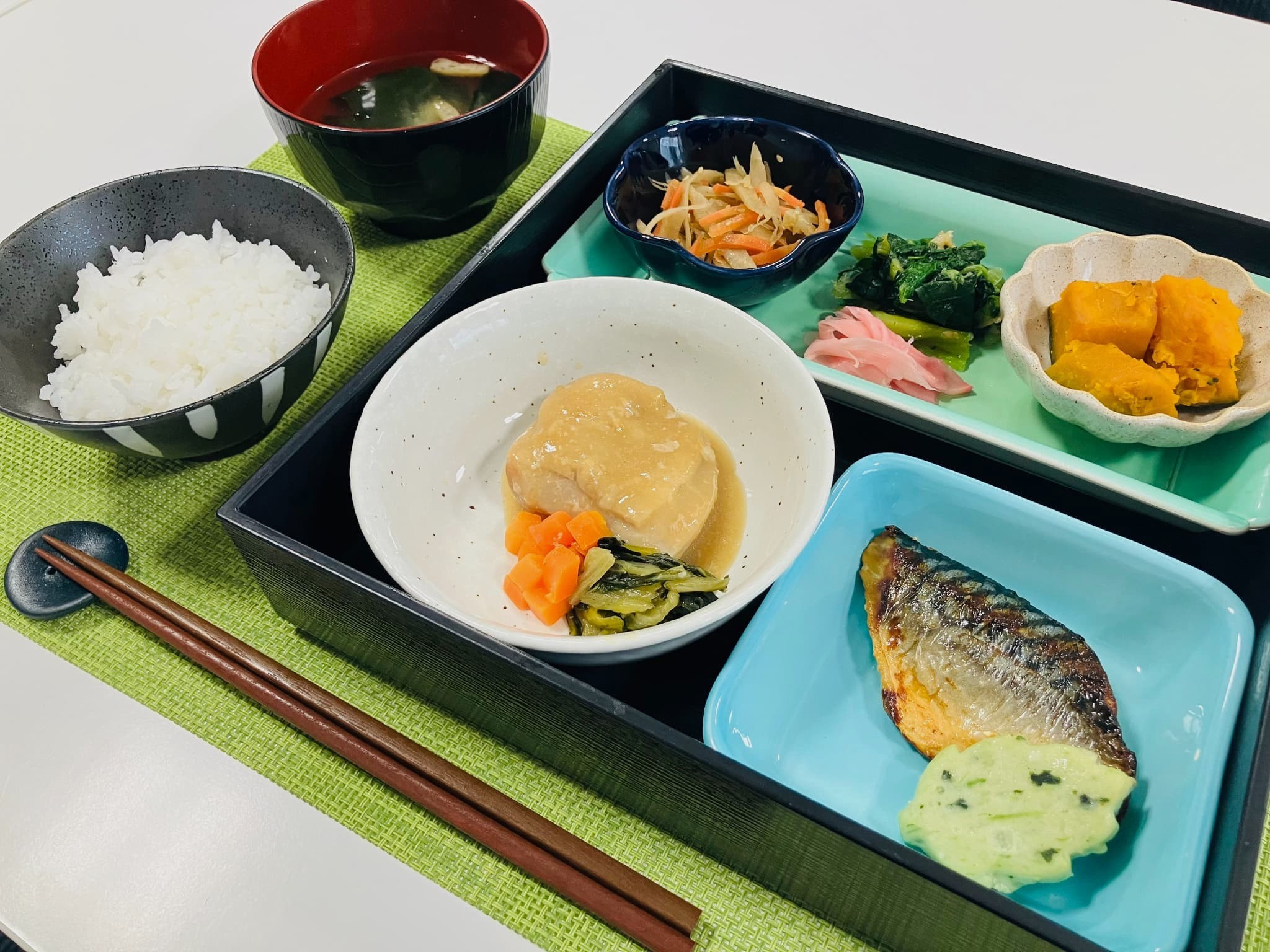 介護・福祉・<br class='is-sp' />医療施設向け給食サービス